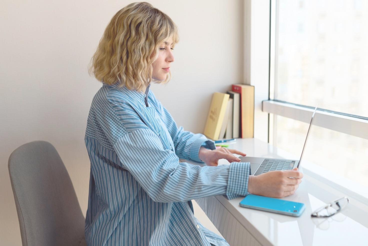 Espace de travail organisé avec documents et outils d'analyse