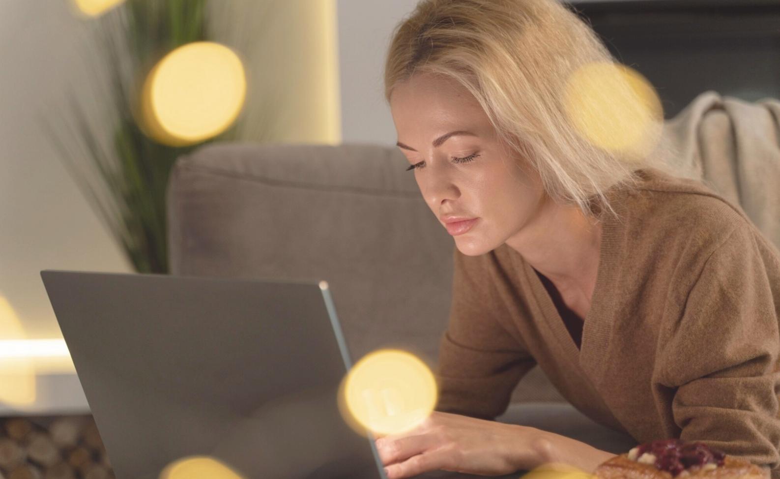 Espace de travail avec documents financiers et ordinateur