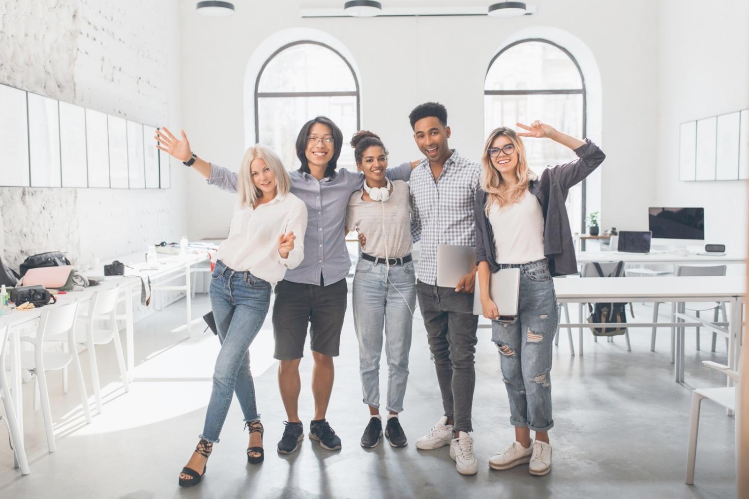 Professionnel travaillant sur des documents financiers avec concentration